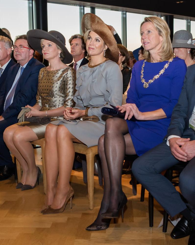 25P Matures Showing Legs in Audience