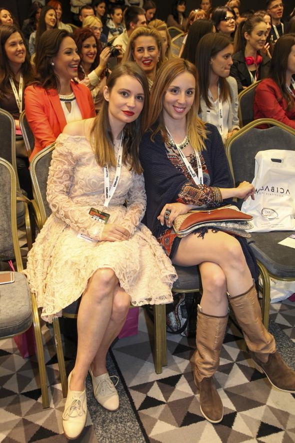 25P Matures Showing Legs in Audience