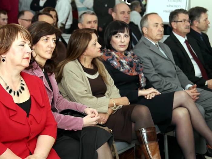 25P Matures Showing Legs in Audience