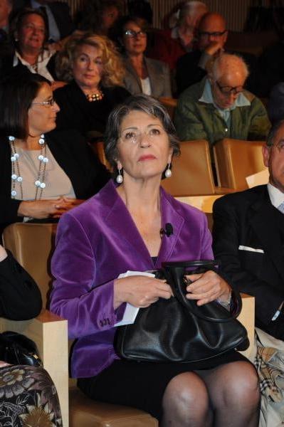 25P Matures Showing Legs in Audience