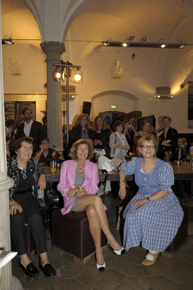 25P Matures Showing Legs in Audience