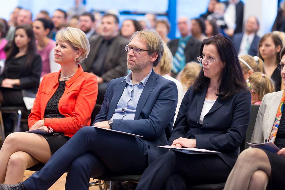 25P Matures Showing Legs in Audience