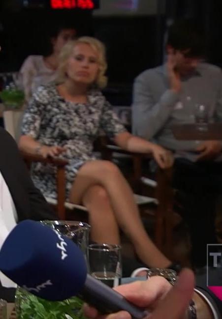 25P Matures Showing Legs in Audience