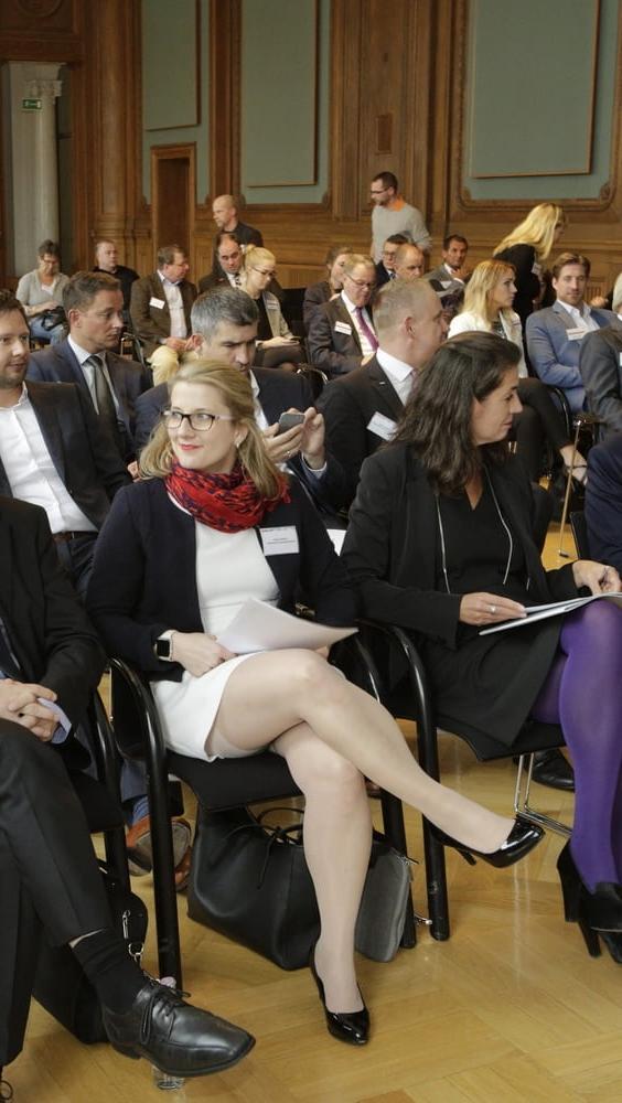 25P Matures Showing Legs in Audience