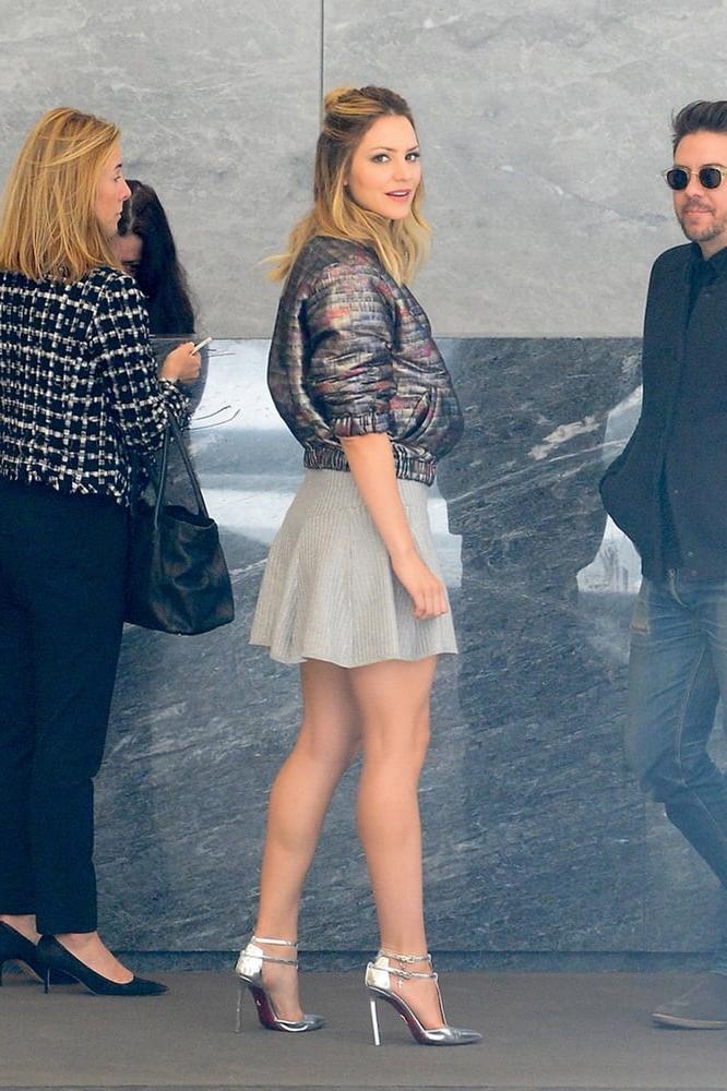 25P Which Of These Prominent Legs Make You Horny?