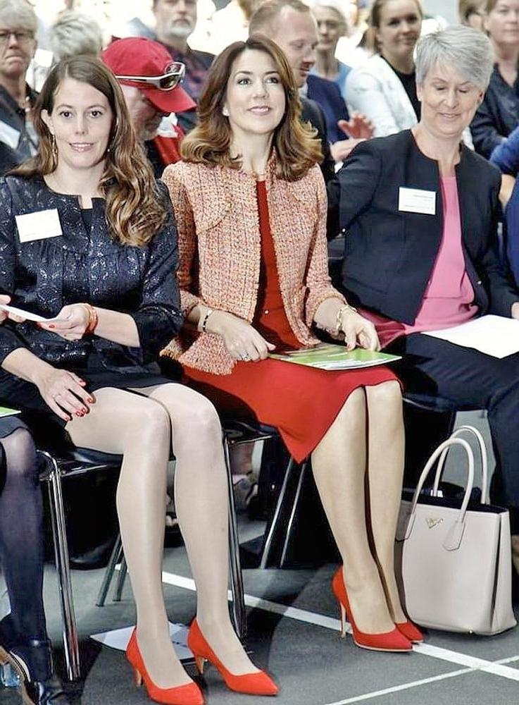 25P Which Of These Prominent Legs Make You Horny?