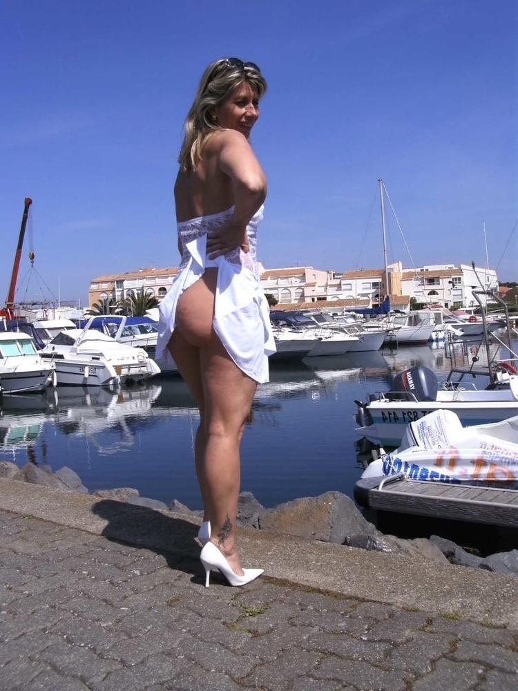 23P Slutty Milf Lisa Flashing Outdoor