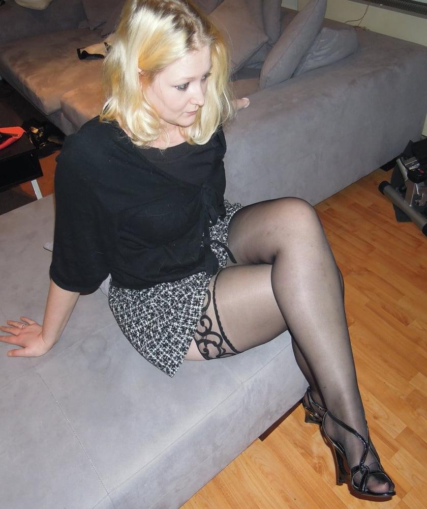 25P The Seduction Of A Leg Cross Speaks Of The Body Language