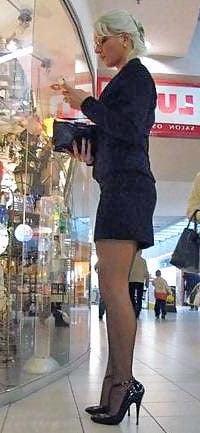 25P These women need to be shown a big dick. Flash them !!