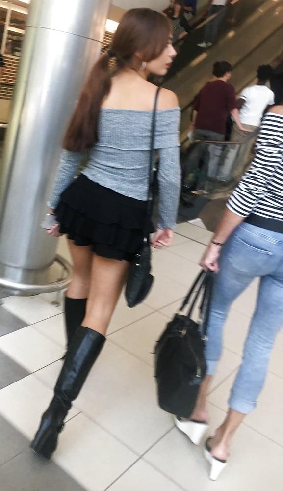 25P These women need to be shown a big dick. Flash them !!