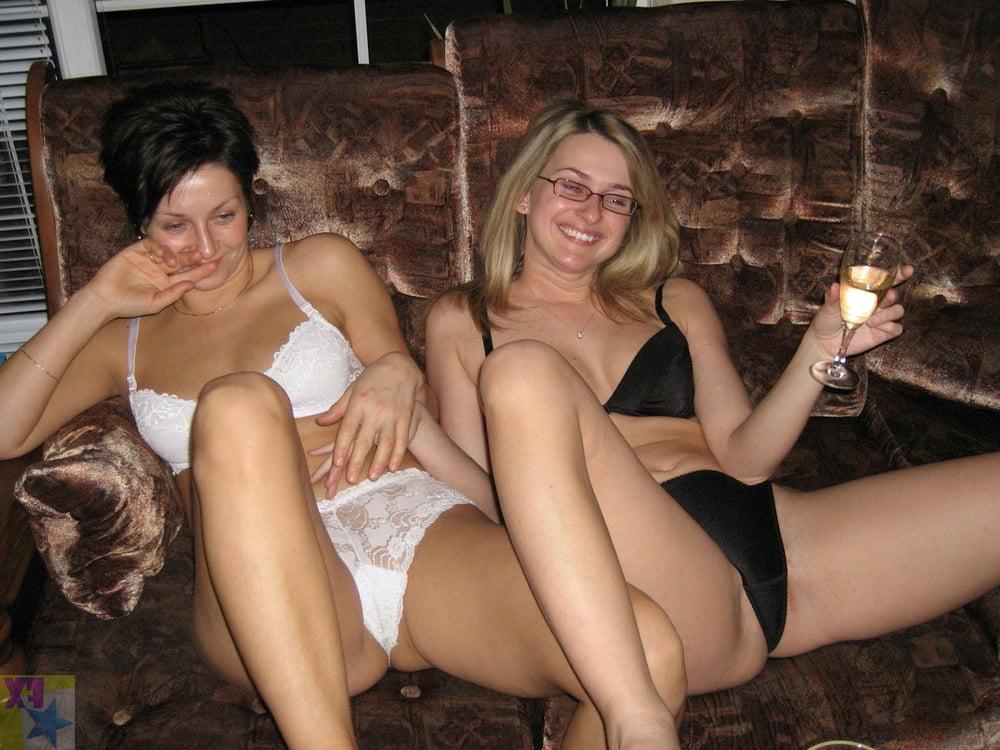 16P 793 - amateur wives - outdoors public flashing nature
