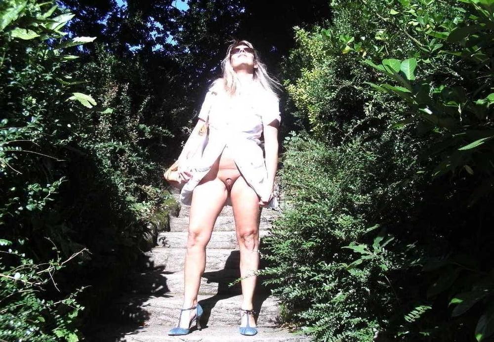 25P Slutty Milf Lisa Flashing