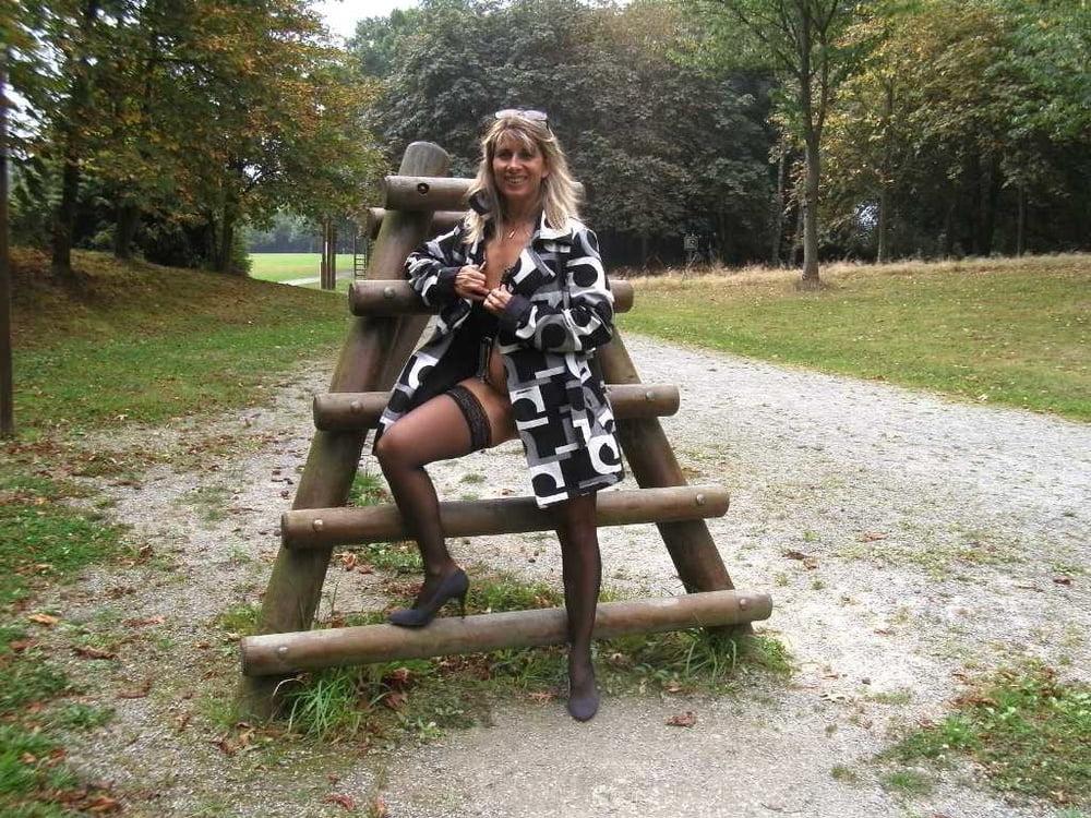 25P Slutty Milf Lisa Flashing