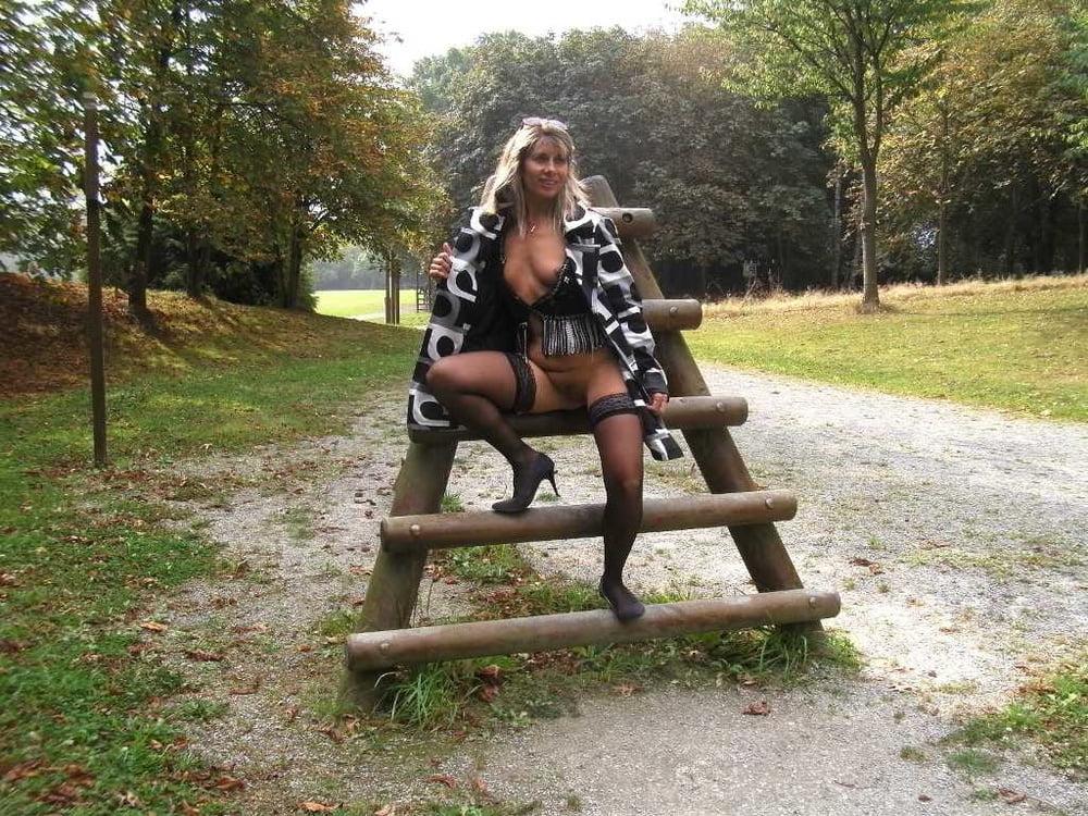 25P Slutty Milf Lisa Flashing