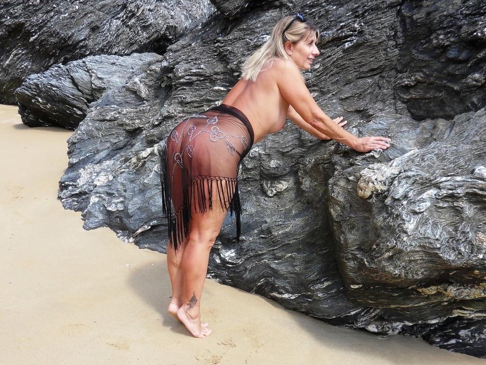 25P Slutty Milf Lisa Flashing
