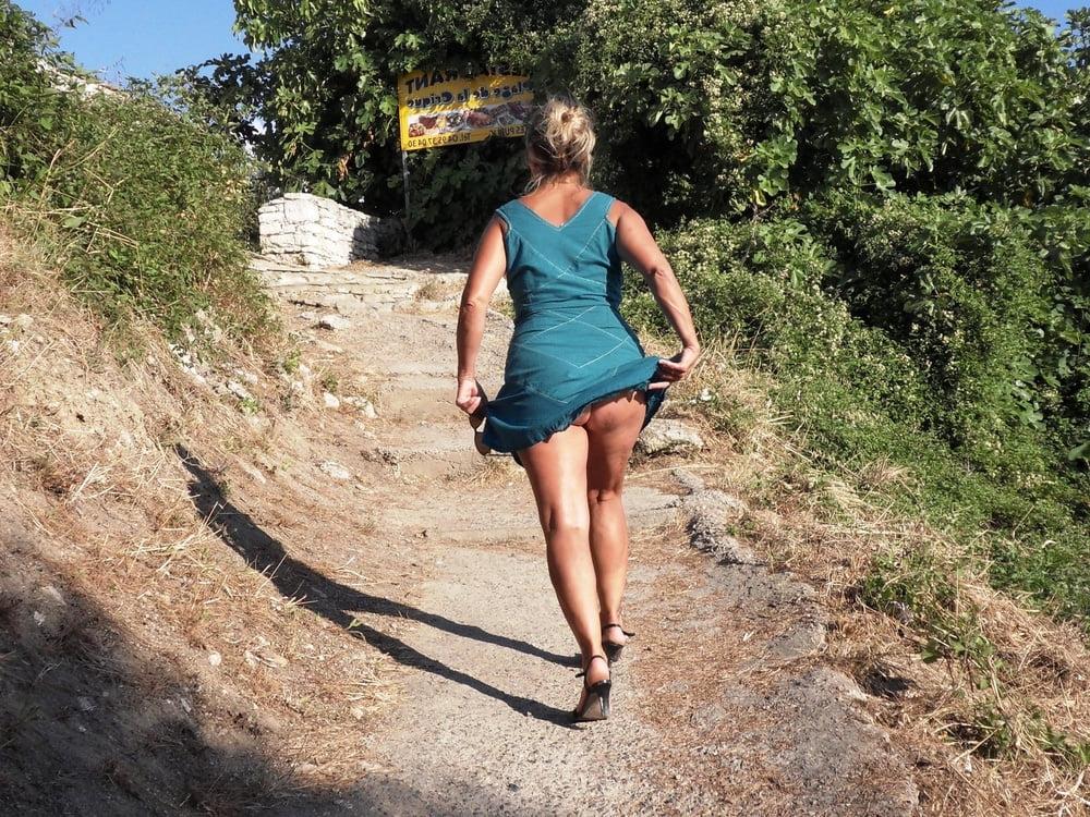14P Slutty Milf Lisa Flashing Outdoor