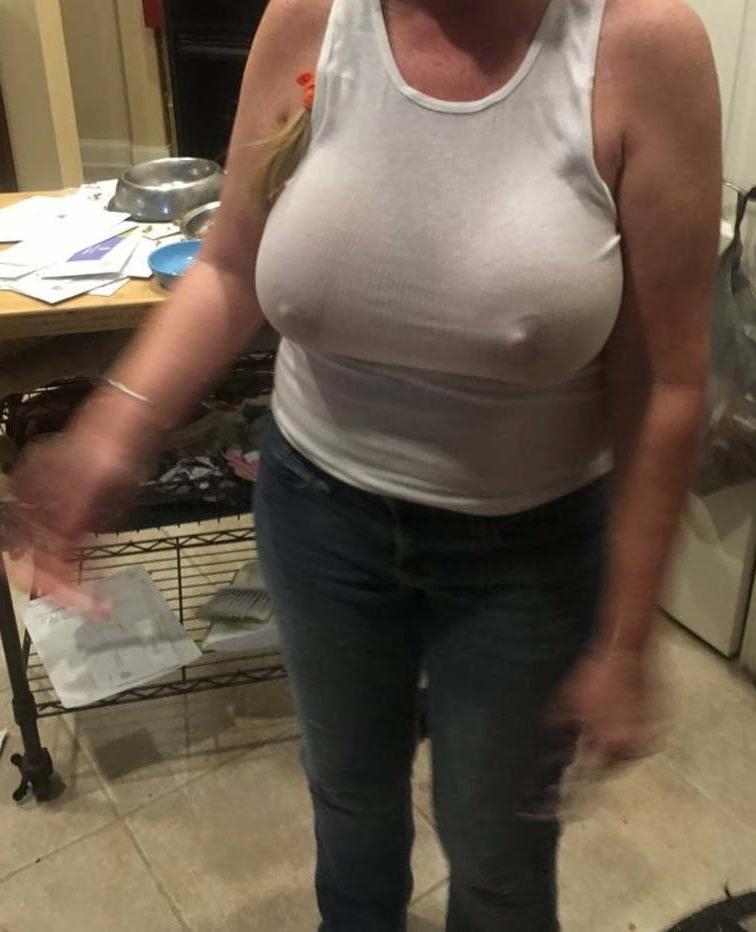 13P moms gf flashing me