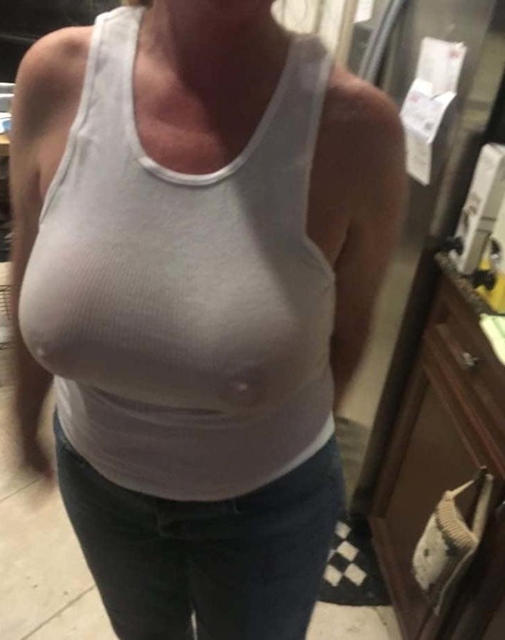 13P moms gf flashing me