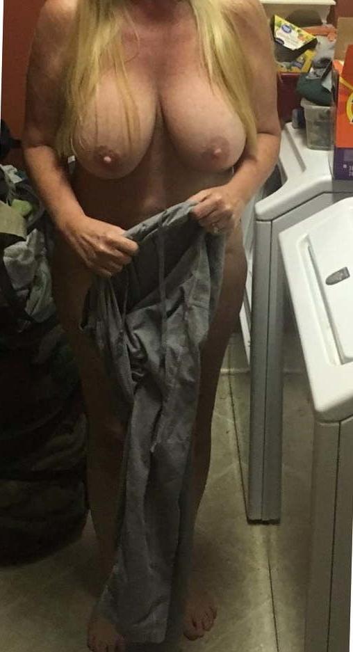 13P moms gf flashing me