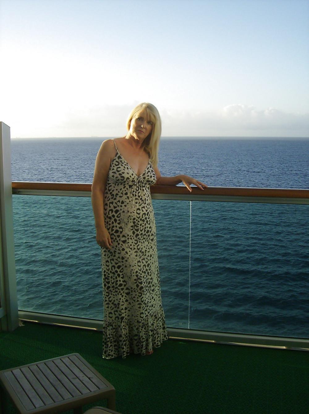 25P Louise Mature Woman Loves Showing Off
