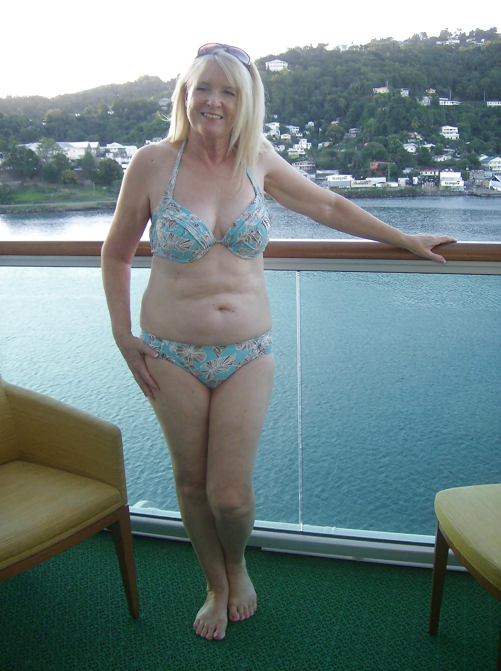 25P Louise Mature Woman Loves Showing Off