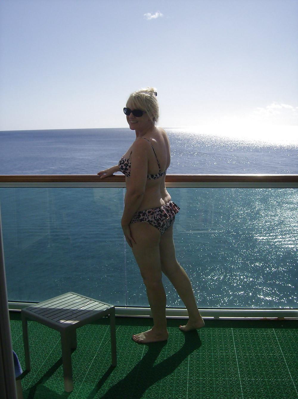 25P Louise Mature Woman Loves Showing Off