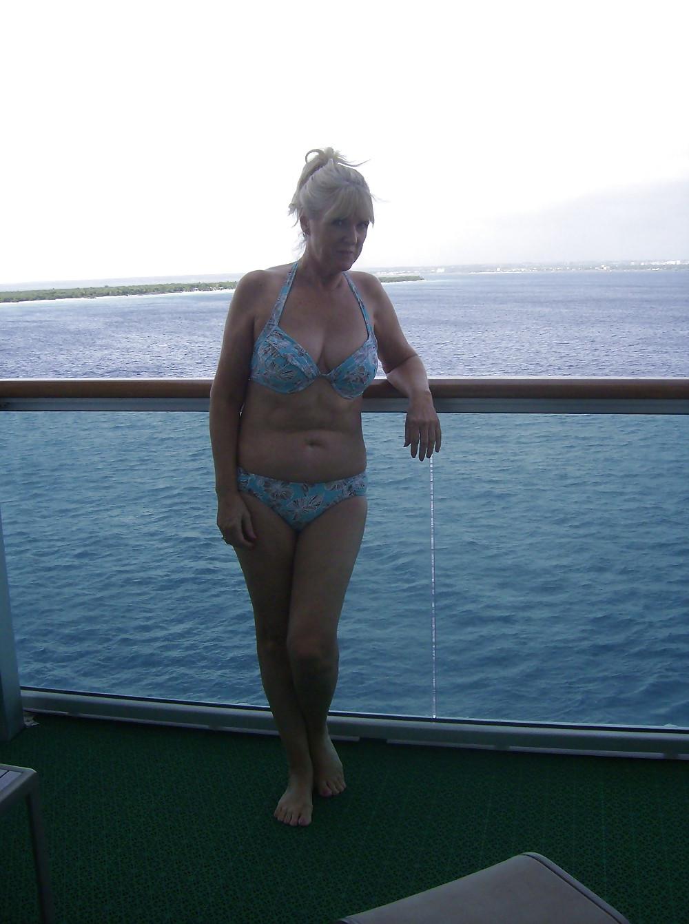 25P Louise Mature Woman Loves Showing Off