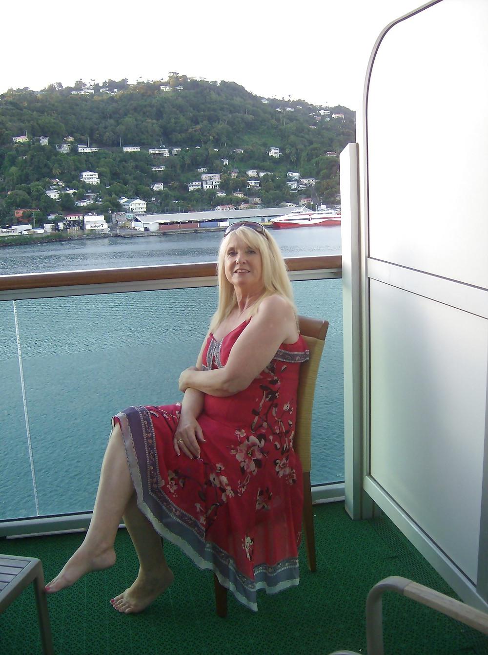25P Louise Mature Woman Loves Showing Off