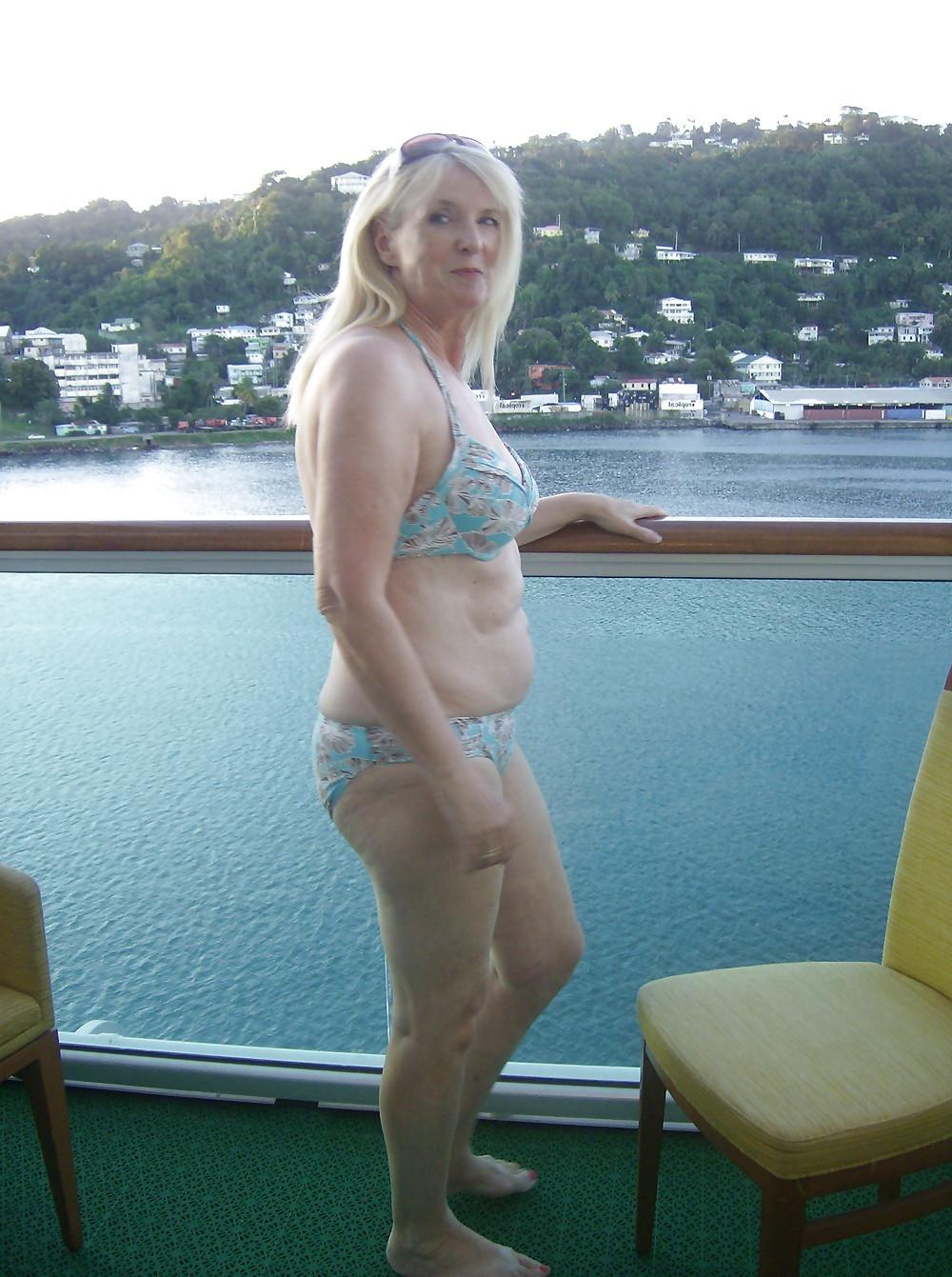 25P Louise Mature Woman Loves Showing Off