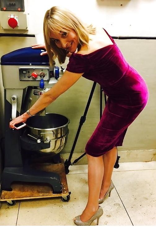 25P Louise Minchin - Sexy UK news reader with incredible legs