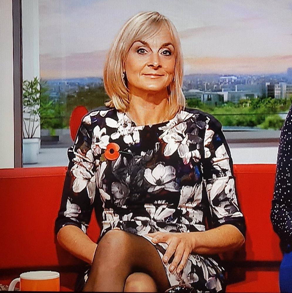 25P Louise Minchin - Sexy UK news reader with incredible legs