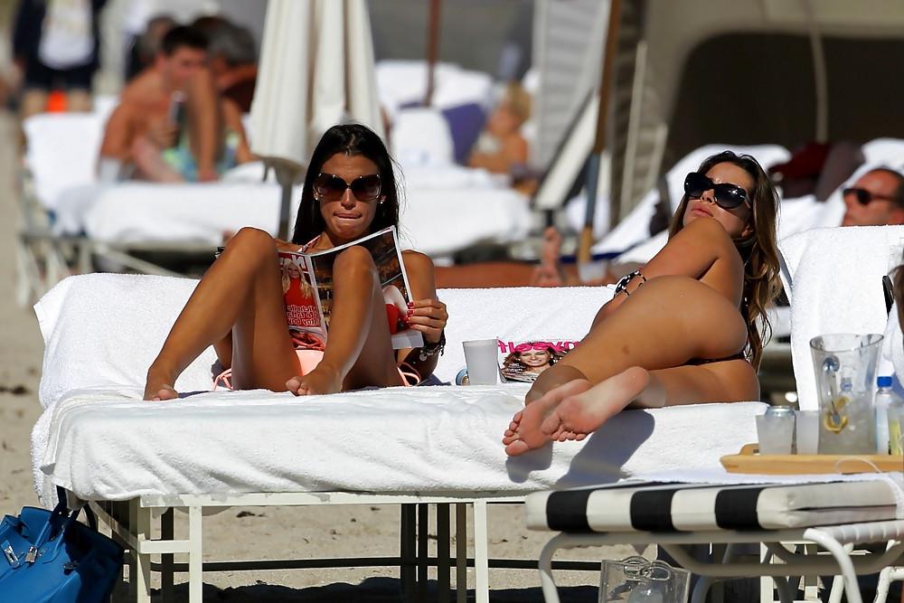 25P Aida Yespica at the beach