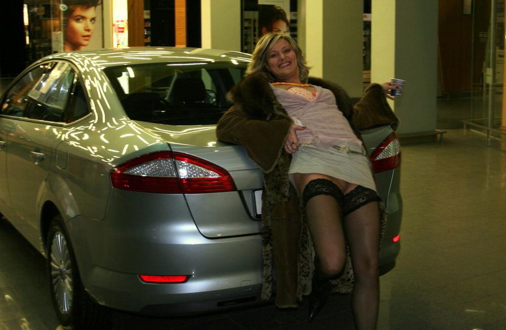 25P daring flasher Gorgeous blonde Italian