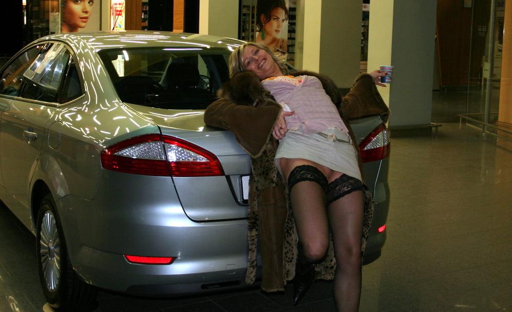 25P daring flasher Gorgeous blonde Italian