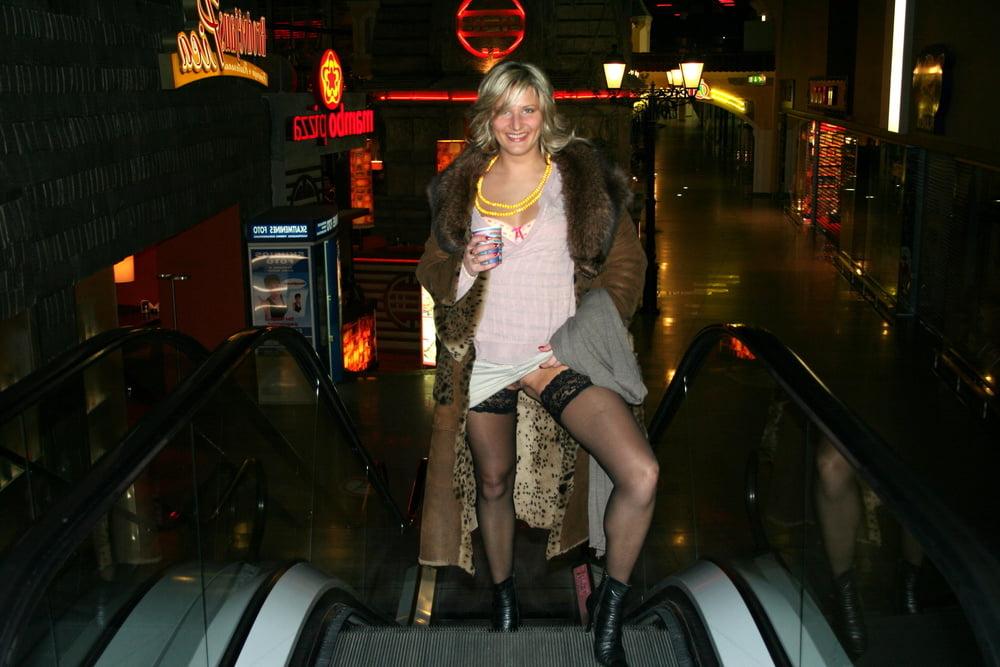 25P daring flasher Gorgeous blonde Italian