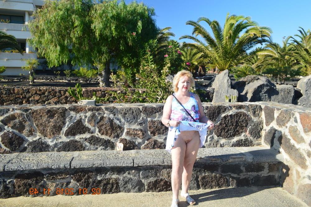 25P Sexy Blonde pussy flashing granny