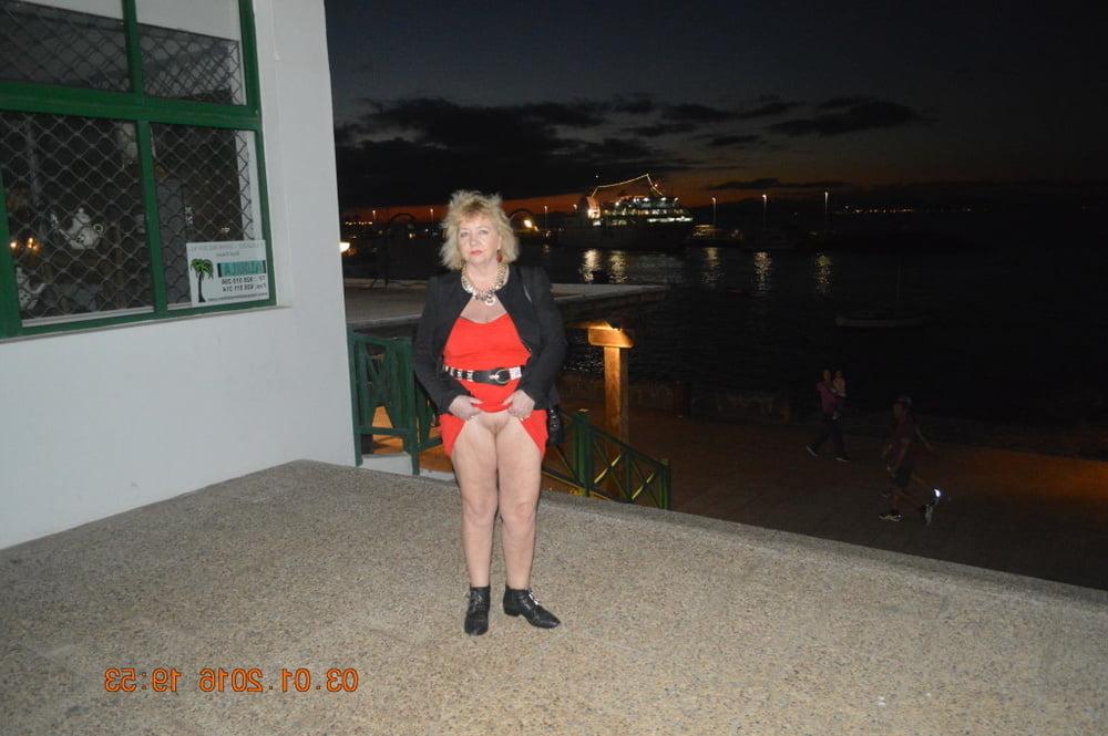 25P Sexy Blonde pussy flashing granny