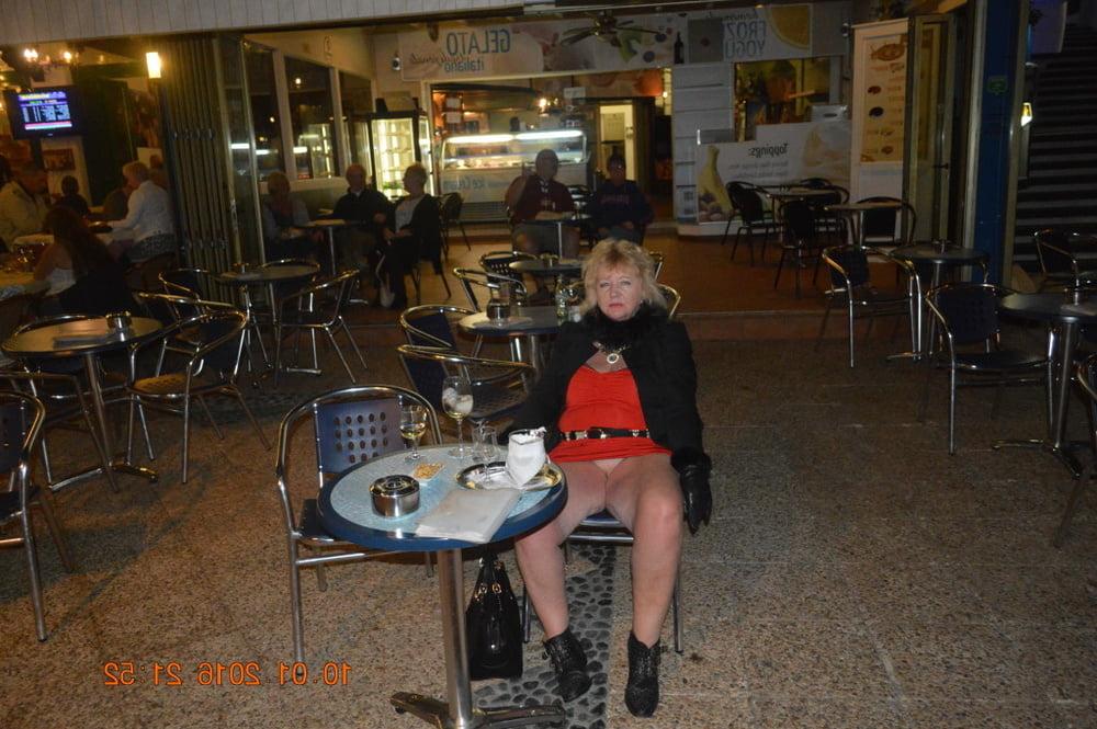 25P Sexy Blonde pussy flashing granny