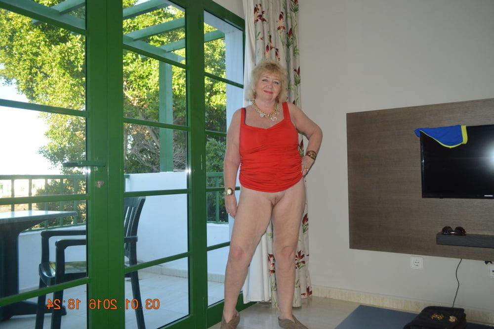 25P Sexy Blonde pussy flashing granny
