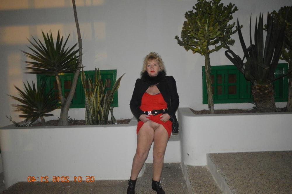 25P Sexy Blonde pussy flashing granny