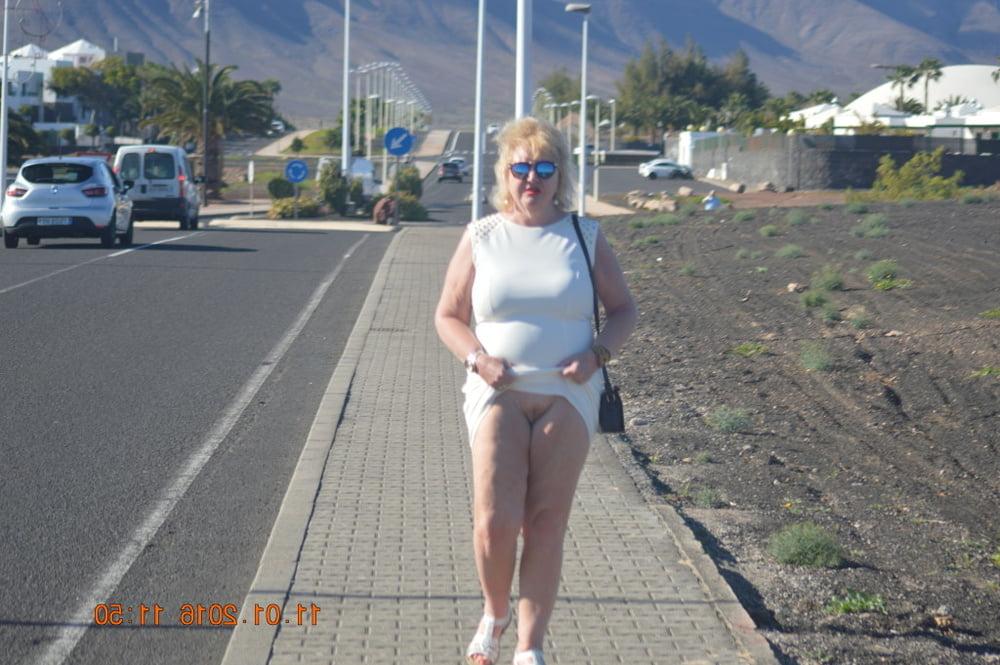 25P Sexy Blonde pussy flashing granny