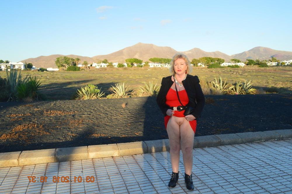 25P Sexy Blonde pussy flashing granny