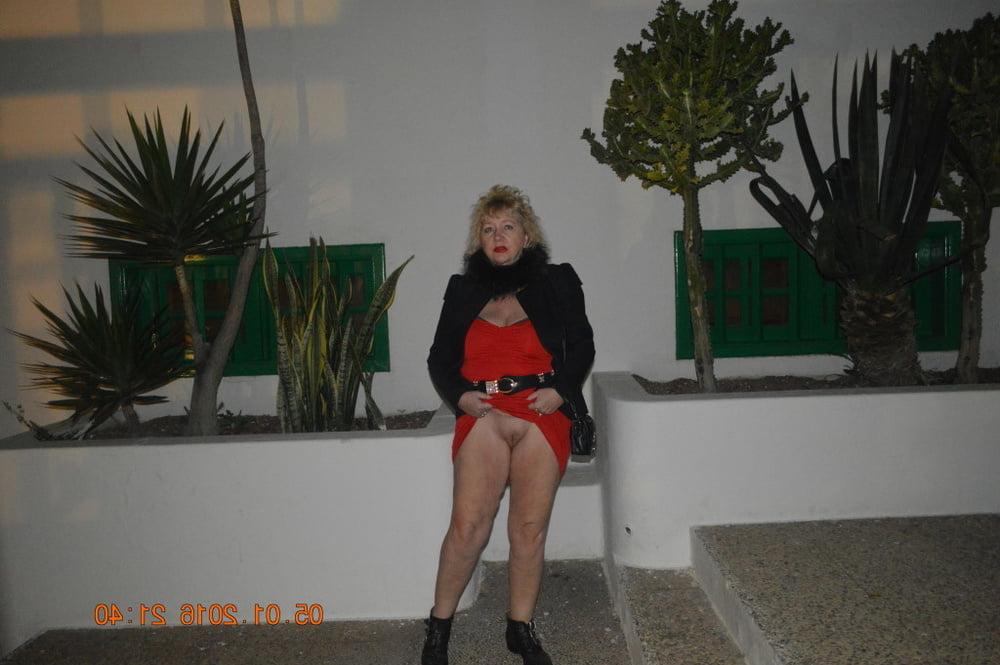 25P Sexy Blonde pussy flashing granny