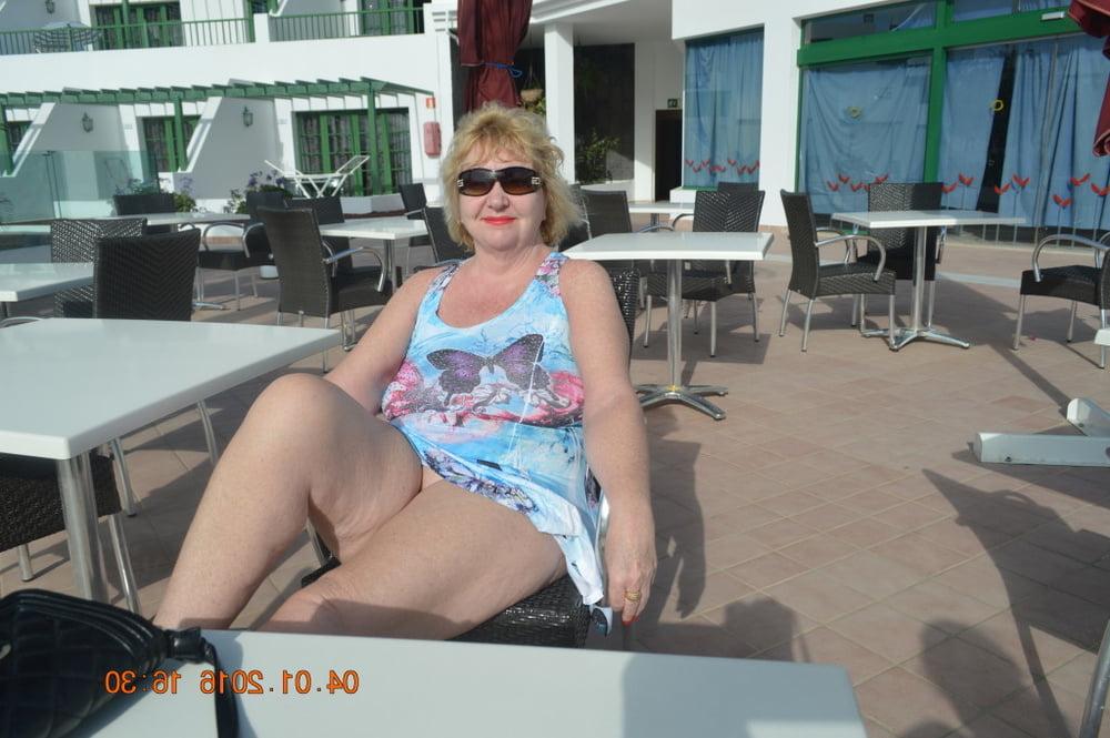 25P Sexy Blonde pussy flashing granny