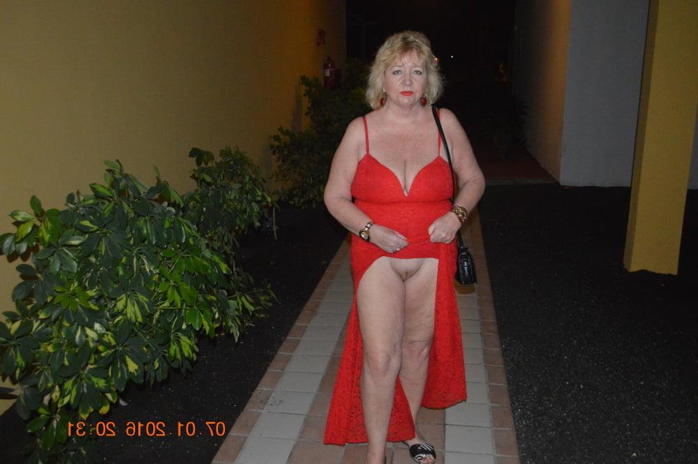 25P Sexy Blonde pussy flashing granny