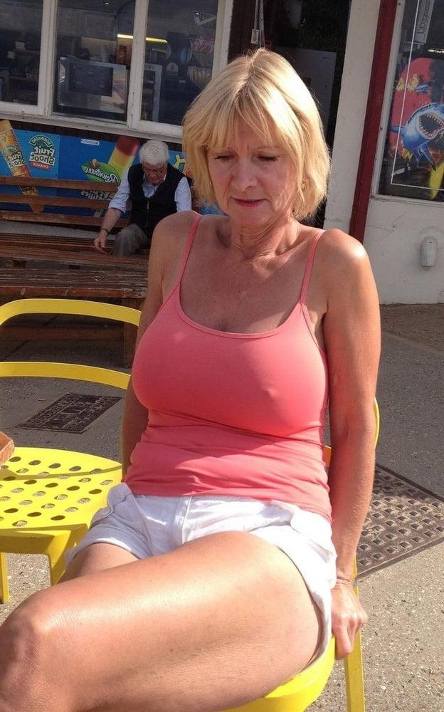25P sexy mature legs