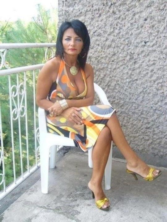 25P sexy mature legs
