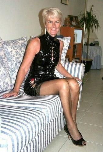 25P sexy mature legs