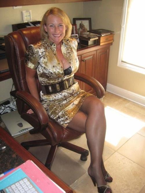 25P sexy mature legs