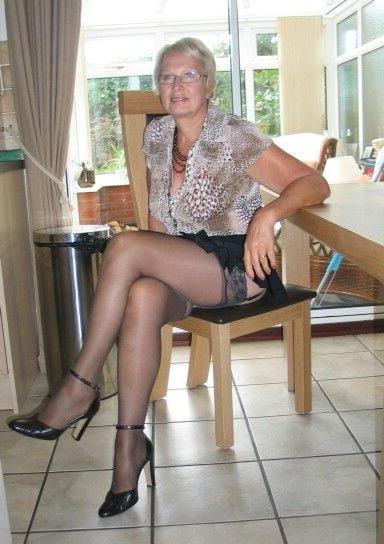 25P sexy mature legs